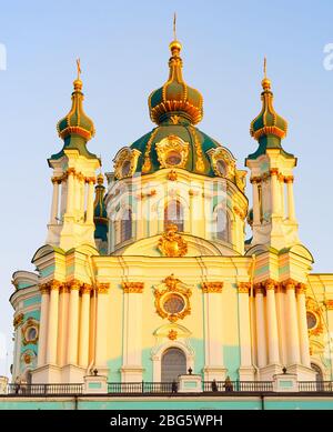 Berühmten St. Andrews Kirche bei Sonnenuntergang. Kiew, Ukraine Stockfoto