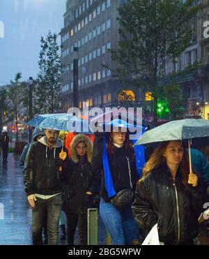 Brüssel, Belgien - Oktober 06, 2019: Masse von Menschen zu Fuß von Stadtzentrum von Brüssel im Regen Stockfoto