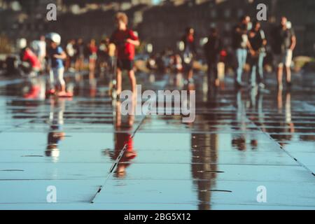 Abstraktes verschwommenes Bild von Menschen auf dem Wasserspiegel in Bordeaux, Frankreich Stockfoto