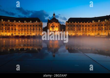 Spiegelbild des Place De La Bourse und der Straßenbahn in Bordeaux, Frankreich. Ein UNESCO-Weltkulturerbe Stockfoto