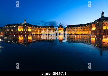 Spiegelbild des Place De La Bourse und der Straßenbahn in Bordeaux, Frankreich. Ein UNESCO-Weltkulturerbe Stockfoto