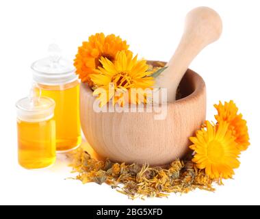 Arzneiflaschen und Ringelblumen in Holzmörtel auf weiß isoliert Stockfoto