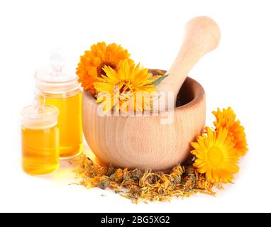 Arzneiflaschen und Ringelblumen in Holzmörtel auf weiß isoliert Stockfoto