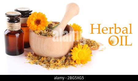 Arzneiflaschen und Ringelblumen in Holzmörtel auf weiß isoliert Stockfoto