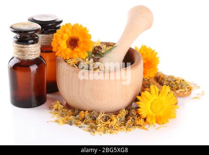 Arzneiflaschen und Ringelblumen in Holzmörtel auf weiß isoliert Stockfoto