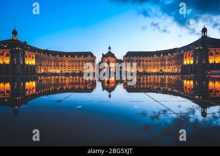 Spiegelbild des Place De La Bourse und der Straßenbahn in Bordeaux, Frankreich. Ein UNESCO-Weltkulturerbe Stockfoto