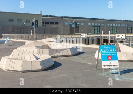 Spielplatz auf dem Bürgersteig entlang der Embarcadero schließen während der COVID-19 Pandemie Sperrung, San Francisco, Kalifornien, USA Stockfoto