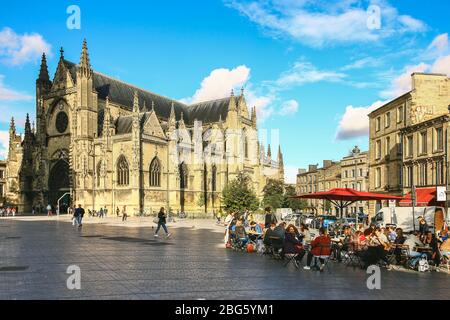 BORDEAUX, FRANCE- September 5, 2017 : selektiver Fokus auf Menschen Genießen Sie das Mitnehmen mit Freunden auf der Café-Terrasse am Sonntagmorgen am Place de Saint Michael Stockfoto