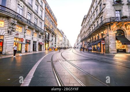 BORDEAUX, FRANKREICH - 19. Januar, 2017 : Bordeaux Innenstadt bei Dämmerung mit Geschäften und Eisenbahn im Sommer Stockfoto