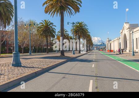 Embarcadero Street by Downtown ist leer von Touristen und Verkehr während der Stadtsperrungen wegen COVID-19 Pandemie, San Francisco, Kalifornien, USA. Stockfoto