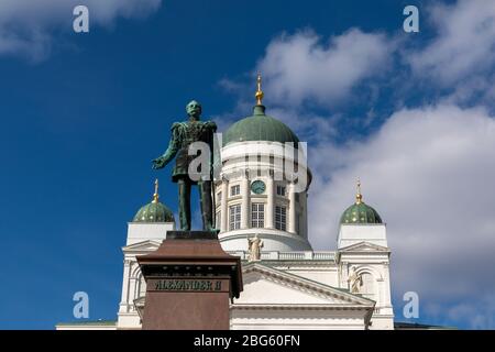 Alexander II. Von Russland ließ die finnischen Menschen unter russischem Regime unabhängig leben. Seine Statue befindet sich vor der Kathedrale von Helsinki. Stockfoto