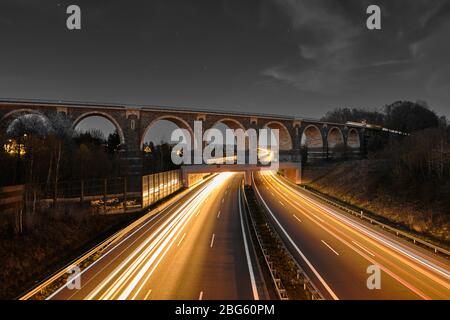 Viadukt Eisenbahnbrücke bei Nacht lange Zeit Exposition Autobahn Chemnitz , Deutschland Stockfoto