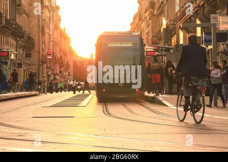 Bordeaux, Frankreich- 1. Oktober 2019 : Fahrradfahrer während des Sonnenuntergangs in der Stadt Bordeaux im Vintage-Stil Stockfoto