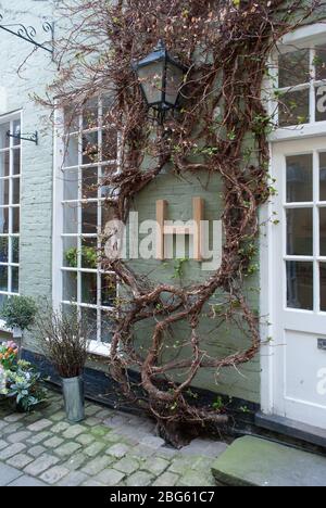 Kaufen Sie Windows in der High Street, Marlborough SN8 Stockfoto