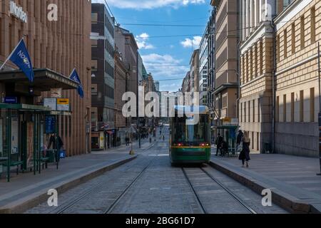 Finnland hat aufgrund der aktuellen Corona-Krise alle Restaurants geschlossen. Das hat die Straßen von Helsinki geleert. Die Straßen sind ruhig, sogar am Wochenende. Stockfoto