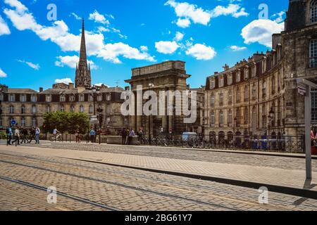 Bordeaux, Frankreich - 24. Mai 2019 : Blick auf die berühmten Bourgogne Tore und Gebäude in Bordeaux, Frankreich Stockfoto