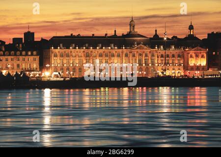 Soft on Place De La Bourse am Flussufer in Bordeaux, Frankreich. Ein UNESCO-Weltkulturerbe Stockfoto