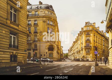 Paris, Frankreich - 17. Juni 2019: Traditionelle Wohnhäuser mit typischen Fassaden Stockfoto