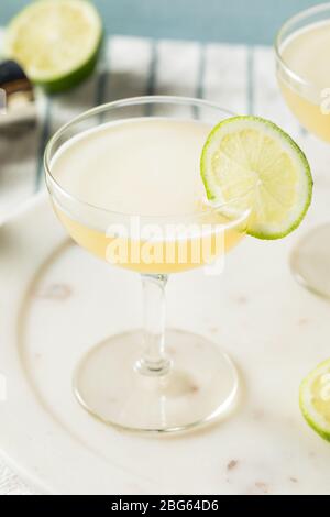 Selbstgemachter Vokda Gimlet Cocktail in einem Coupé Glas Stockfoto