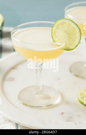 Selbstgemachter Vokda Gimlet Cocktail in einem Coupé Glas Stockfoto