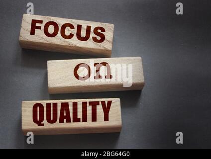 Konzentrieren Sie sich auf die Qualität der Worte auf Holzblöcke. Ehrlichkeit im Geschäftskonzept Stockfoto