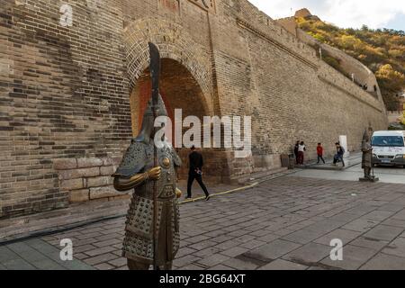 Qiaoxi Bezirk, Zhangjiakou, China - 01. Oktober 2018: Große Mauer von China. Vor dem Tor steht eine Statue eines eisernen Kriegers. Stockfoto