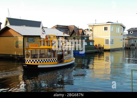 Victoria, Vancouver Island, Kanada - September 2012: Wassertaxi im Hafen von Victoria BC Stockfoto