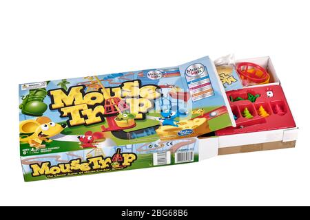 Nahaufnahme der Vorderseite von boxed up Hasbro Maus Trap Brettspiel und Stücke bereit, montiert werden Stockfoto