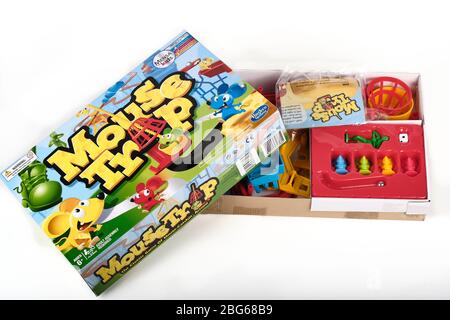 Nahaufnahme der Vorderseite von boxed up Hasbro Maus Trap Brettspiel und Stücke bereit, montiert werden Stockfoto