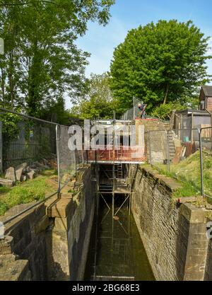 PONTYPRIDD, WALES - MAI 2018: Eine Schleuse wird auf dem alten Glamourganshire Canal bei Pontypridd restauriert. Der Kanal war das wichtigste Transportmittel für Kohle Stockfoto