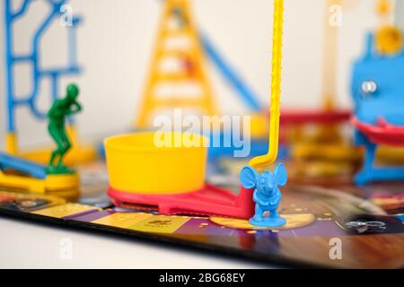 Nahaufnahme der zusammengebauten Hasbro Maus Falle Brettspiel mit einer Maus am unteren Rand des Käfigmastes und Taucher und Wash Tub im Hintergrund Stockfoto