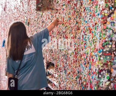 Familie im Seattle Gum Wall Stockfoto