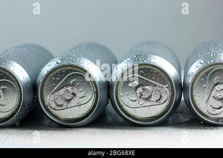 Metalldosen Bier, Nahaufnahme Stockfoto