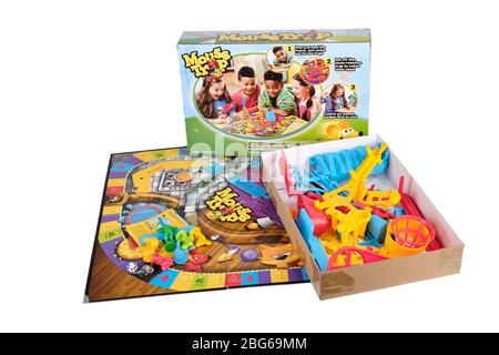 Nahaufnahme der Rückseite von Hasbro Maus Trap Brettspielkasten und Brett und Stücke bereit, montiert werden Stockfoto