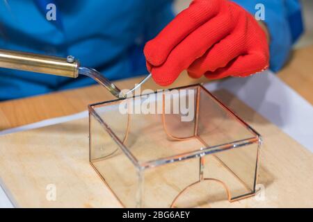 Frau Dekorateur Machen von Glas Geschenkbox in Werkstatt - Nähe zu sehen. Stockfoto