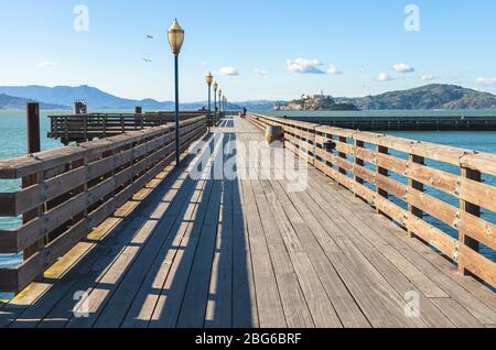 Beliebtes Touristenziel, Pier 39 ist praktisch leer von Touristen während der Stadt gesperrt aufgrund COVID-19 Pandemie, San Francisco, Kalifornien, USA. Stockfoto