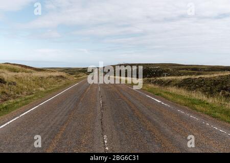 Leere Hochlandstraße in Schottland in der Nähe des Kyle of Tongue, der Teil der weltberühmten Road Trip Route, der North Coast 500, ist. Stockfoto