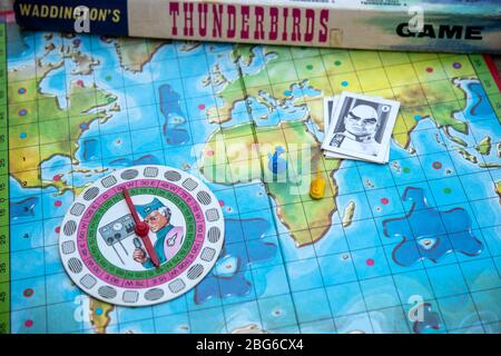 Box, Spielbrett und Inhalte für das Waddington's Thunderbirds Brettspiel, ein Merchandise Spin-off aus der Gerry Anderson Kinder-TV-Serie Stockfoto