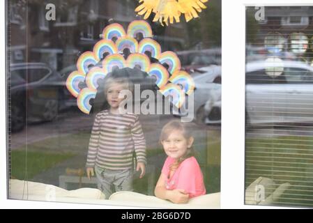 Regenbögen werden von Kindern an Fenster geklebt, um Dankbarkeit und Unterstützung für die Beschäftigten im Gesundheitswesen in der Gemeinde zu zeigen Stockfoto