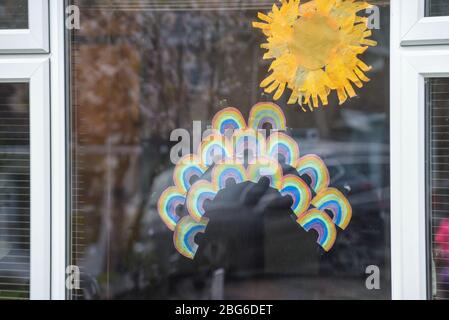 Regenbögen werden von Kindern an Fenster geklebt, um Dankbarkeit und Unterstützung für die Beschäftigten im Gesundheitswesen in der Gemeinde zu zeigen Stockfoto