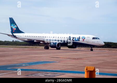 Cruz, CE / Brasilien - 2020-01-23: Embraer 195 Flugzeug der Fluggesellschaft Azul am Flughafen Comandante Ariston Pessoa, Jericoacoara. Stockfoto