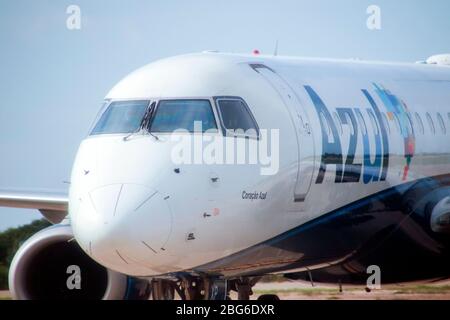 Cruz, CE / Brasilien - 2020-01-23: Embraer 195 Flugzeug der Fluggesellschaft Azul am Flughafen Comandante Ariston Pessoa, Jericoacoara. Stockfoto