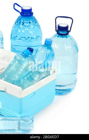 Wasser in verschiedenen Flaschen in Kühlbeutel isoliert auf weiß Stockfoto