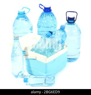 Wasser in verschiedenen Flaschen in Kühlbeutel isoliert auf weiß Stockfoto