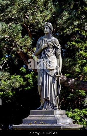 Steinfigur einer trauernden Frau auf dem Dean Cemetery, Edinburgh, Schottland, Großbritannien. Stockfoto
