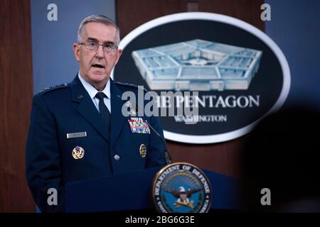 US-Vizepräsident des Joint Chiefs of Staff Air Force General John E. Hyten, Briefs Reporter über die COVID-19 Pandemie im Pentagon 9. April 2020 in Arlington, Virginia. Stockfoto