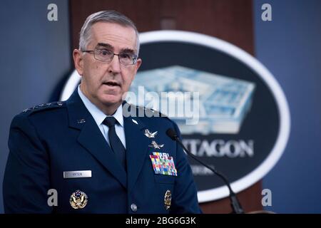 US-Vizepräsident des Joint Chiefs of Staff Air Force General John E. Hyten, Briefs Reporter über die COVID-19 Pandemie im Pentagon 9. April 2020 in Arlington, Virginia. Stockfoto