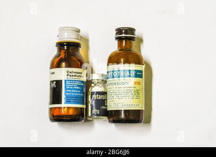 Alte Medizinflaschen, eine von Leo Laboratories, Calvepen Pediatric, und eine von May und Baker (1962) hergestellt, die Sulphonamid und Streptomie enthalten Stockfoto