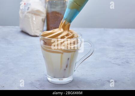 Schritt 7. Dalgona Kaffee. Schritt für Schritt kochen. Legen Sie Schlagschaum auf die Milch. Neue Variante von Coffee. Stockfoto