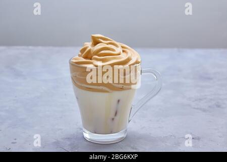 Schritt 8. Schritt für Schritt kochen. Genießen Sie den fertig zubereitenden, trendigen koreanischen Dalgona Kaffee. Kopierbereich. Stockfoto
